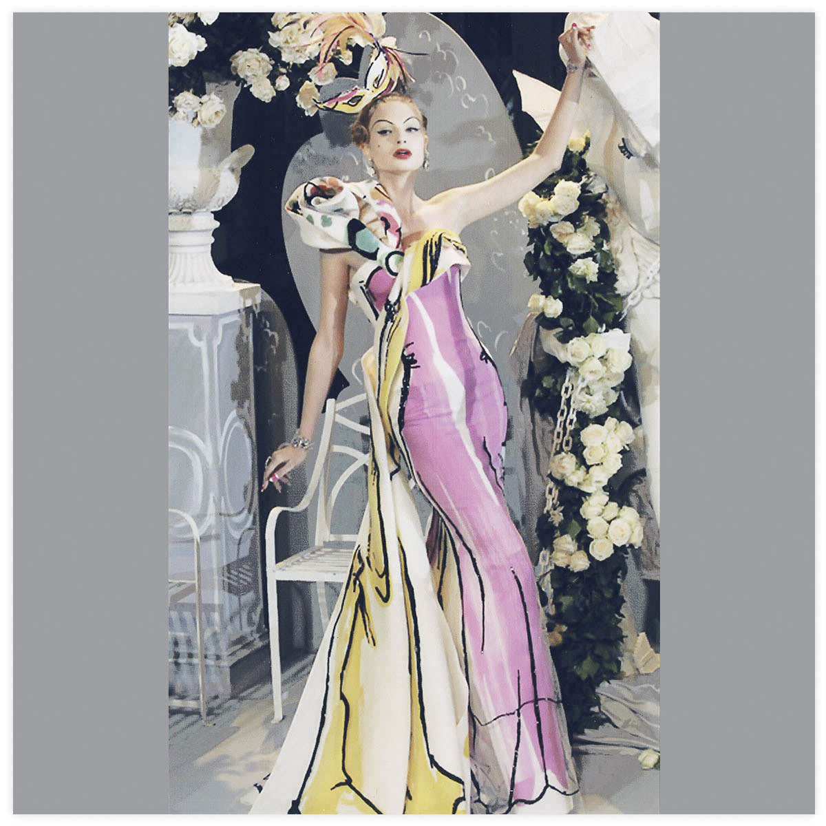 Christian Dior Haute-Couture Défilé 2007 Styliste J. Galliano Peinture à la brosse sur tissu à plat. Présentée à l'exposition Christian Dior au musée des arts décoratifs Paris en 2018